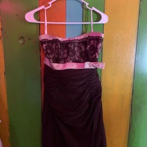 Size 10, dress! It’s more of a brown but it doesn’t show in the picture!